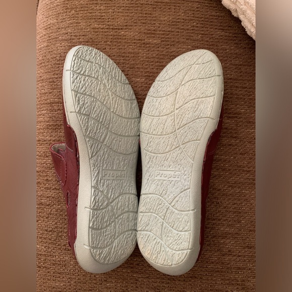 PROPET NWOT Women’s Chloe Mary Jane Burgandy Velcro Strap Cut Out Shoe 9.5 - Picture 6 of 7